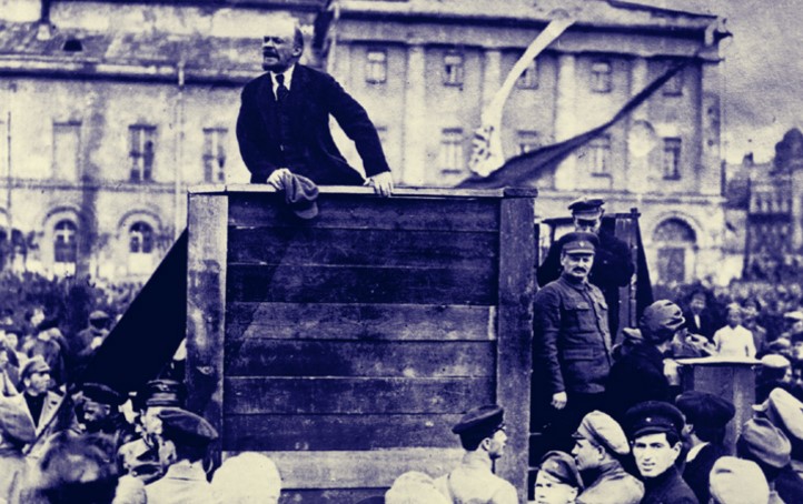 Lenin dando un discurso en 1920, con Trotsky a la derecha del estrado.